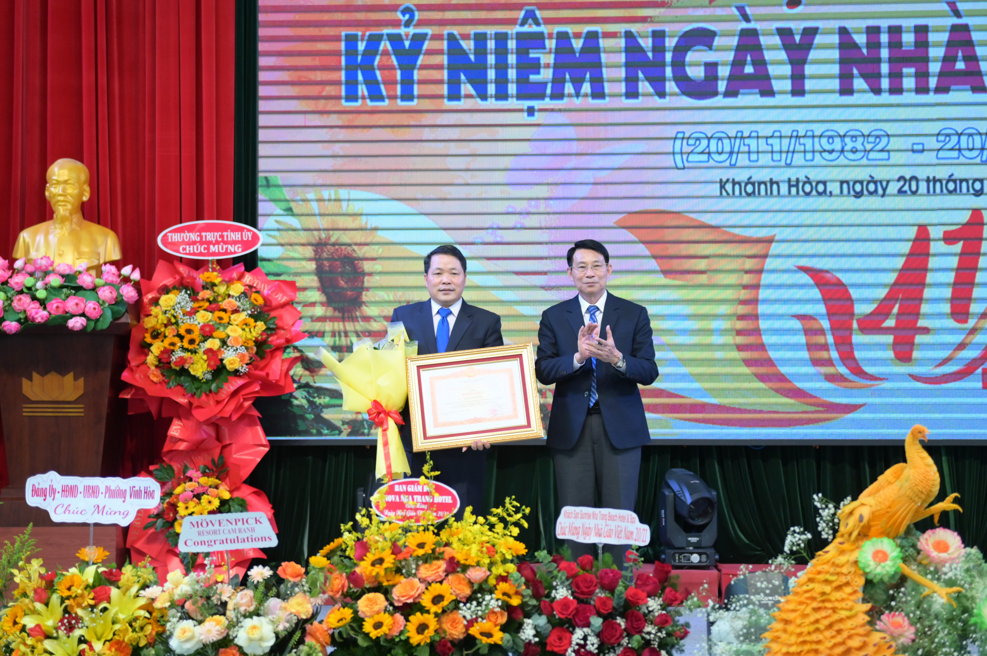 Ông Nguyễn Doãn Thành - Hiệu trưởng Trường Cao đẳng Du lịch Nha Trang nhận bằng khen của Thủ tướng Chính phủ.