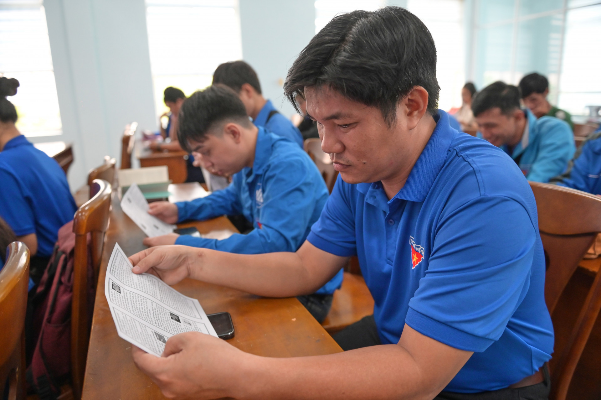 Các đoàn viên, thanh niên tìm hiểu thông tin về các loại ma tuý để phòng tránh.