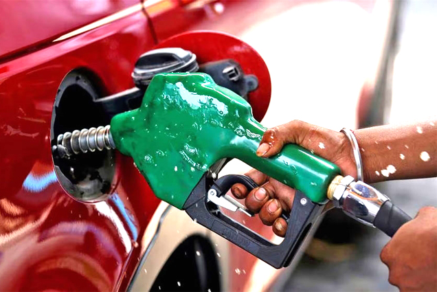 Giá xăng dầu hôm nay (3-11): Tăng tốc