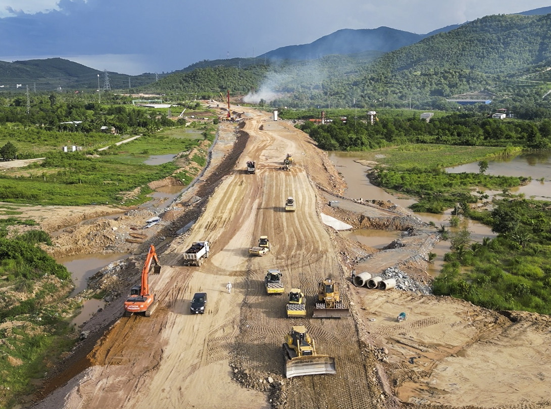 Cao tốc Khánh Hòa - Buôn Ma Thuột đang được các nhà thầu đẩy nhanh tiến độ thi công.