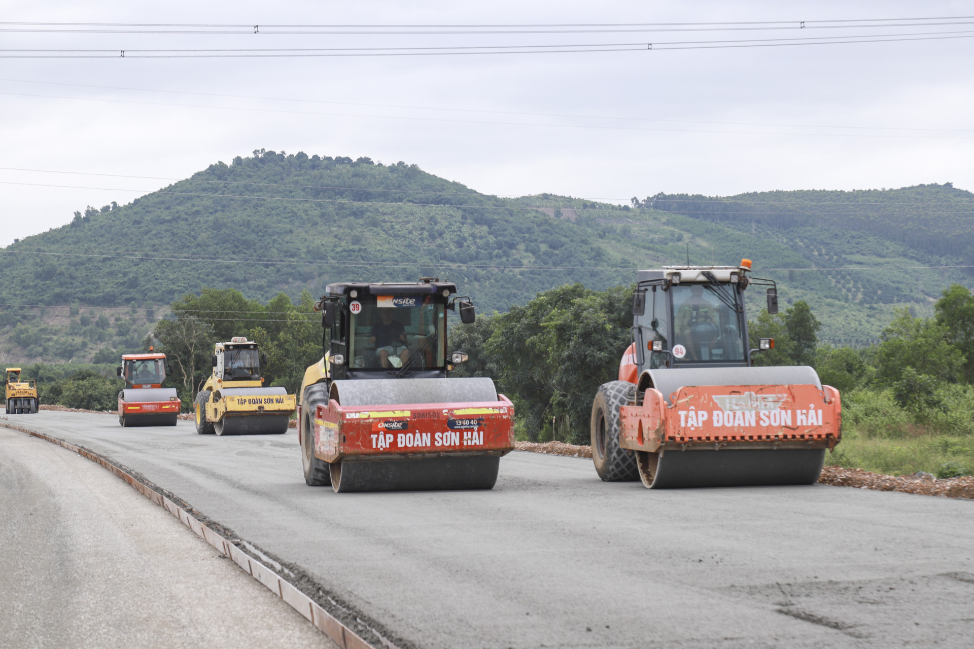 Xe máy, thiết bị được các nhà thầu huy động tối đa để thi công cao tốc Vân Phong - Nha Trang.