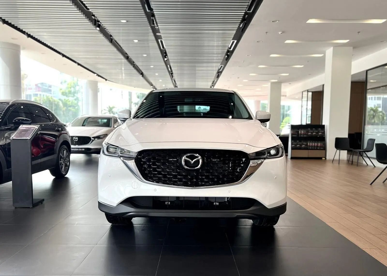 Mazda CX-5 ngày càng áp sát Mitsubishi Xpander trong cuộc đua giành ngôi vị ô tô bán chạy nhất năm 2023.