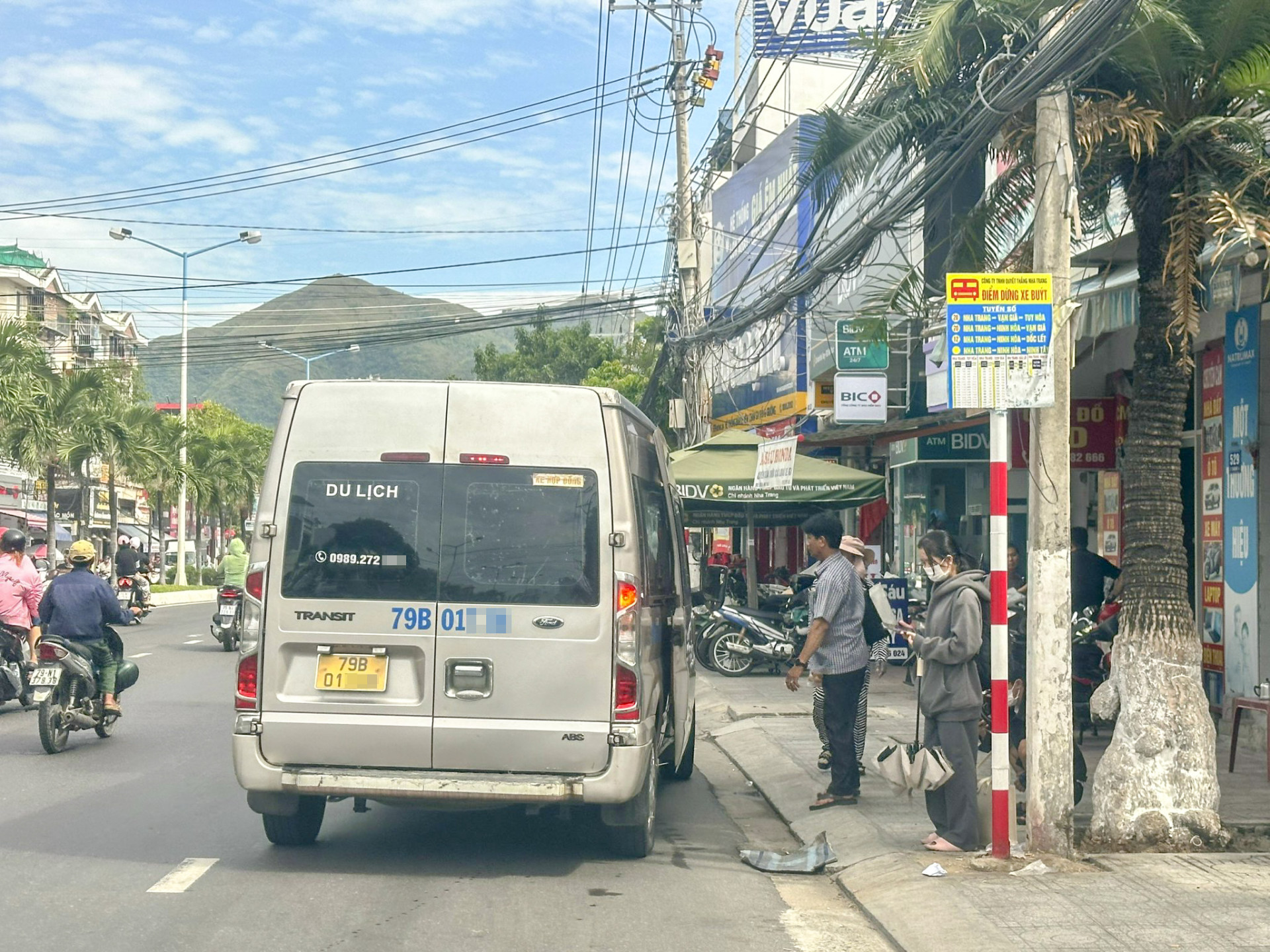 Một xe dù chạy tuyến Nha Trang - Vạn Giã (Vạn Ninh).