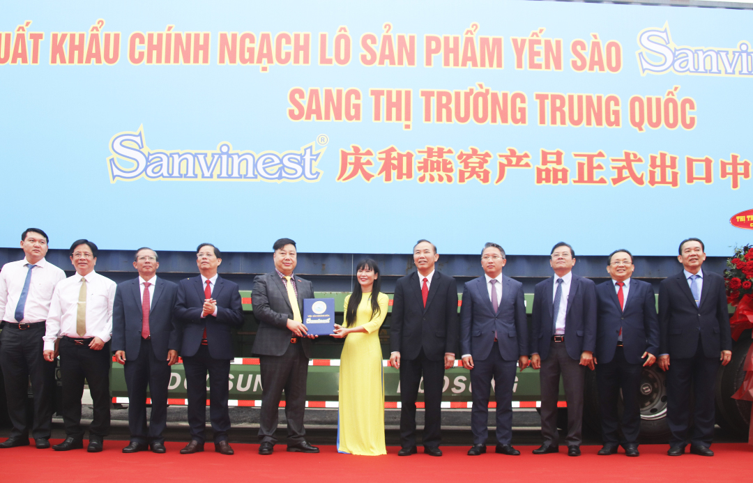 Công ty Cổ phần Nước giải khát Yến sào Khánh Hòa xuất khẩu lô tổ yến đầu tiên sang Trung Quốc.