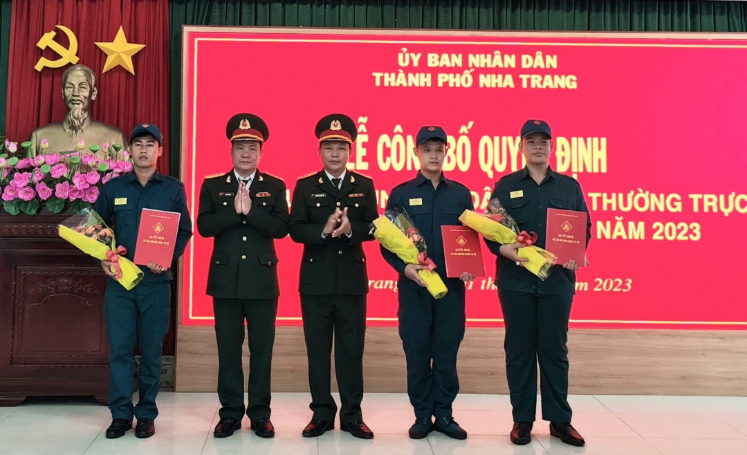 Lãnh đạo Ban CHQS TP. Nha Trang trao quyết định bổ nhiệm cán bộ trung đội, tiểu đội.