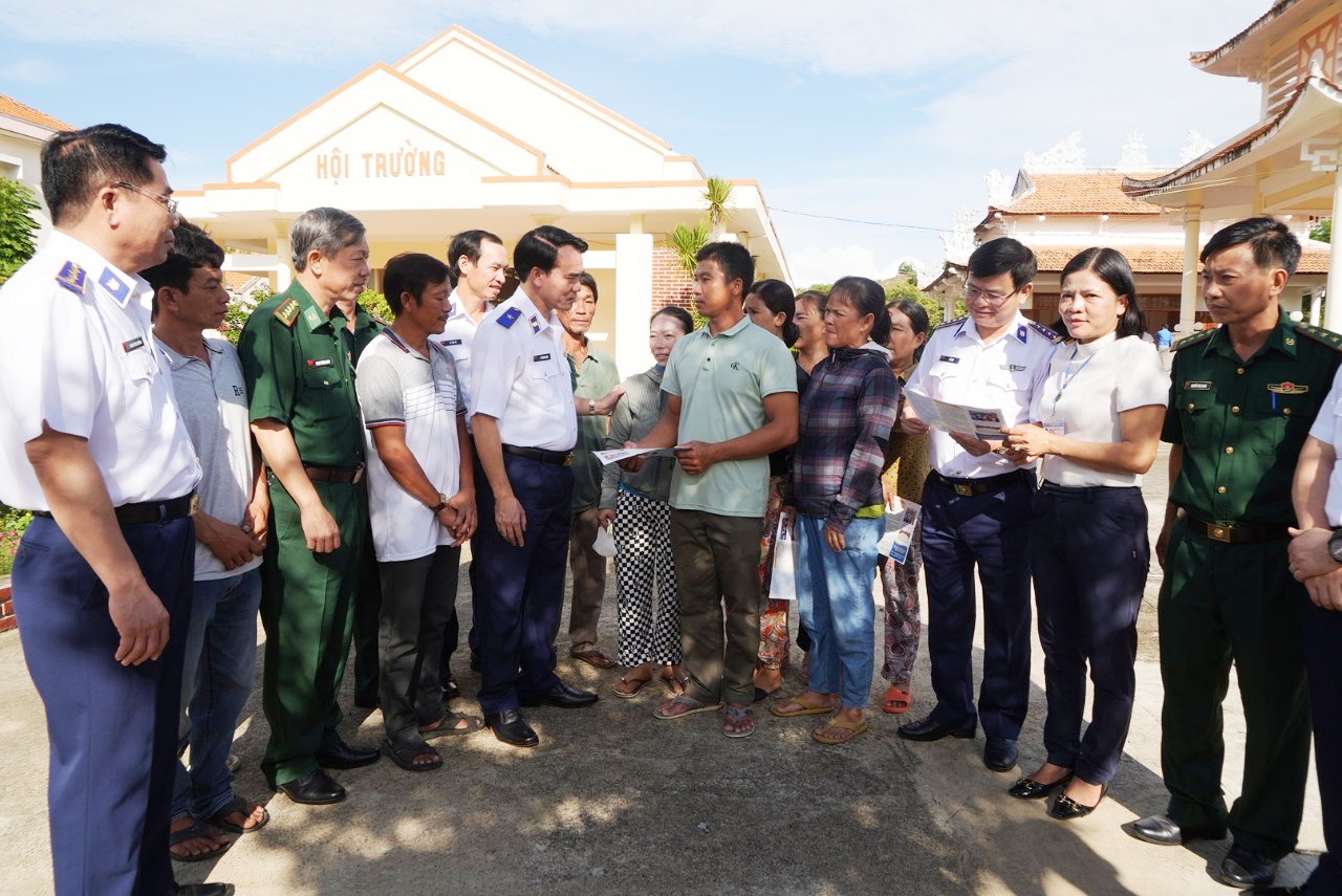 Thiếu tướng Vũ Trung Kiên thăm hỏi, động viên ngư dân phường Ninh Hải.