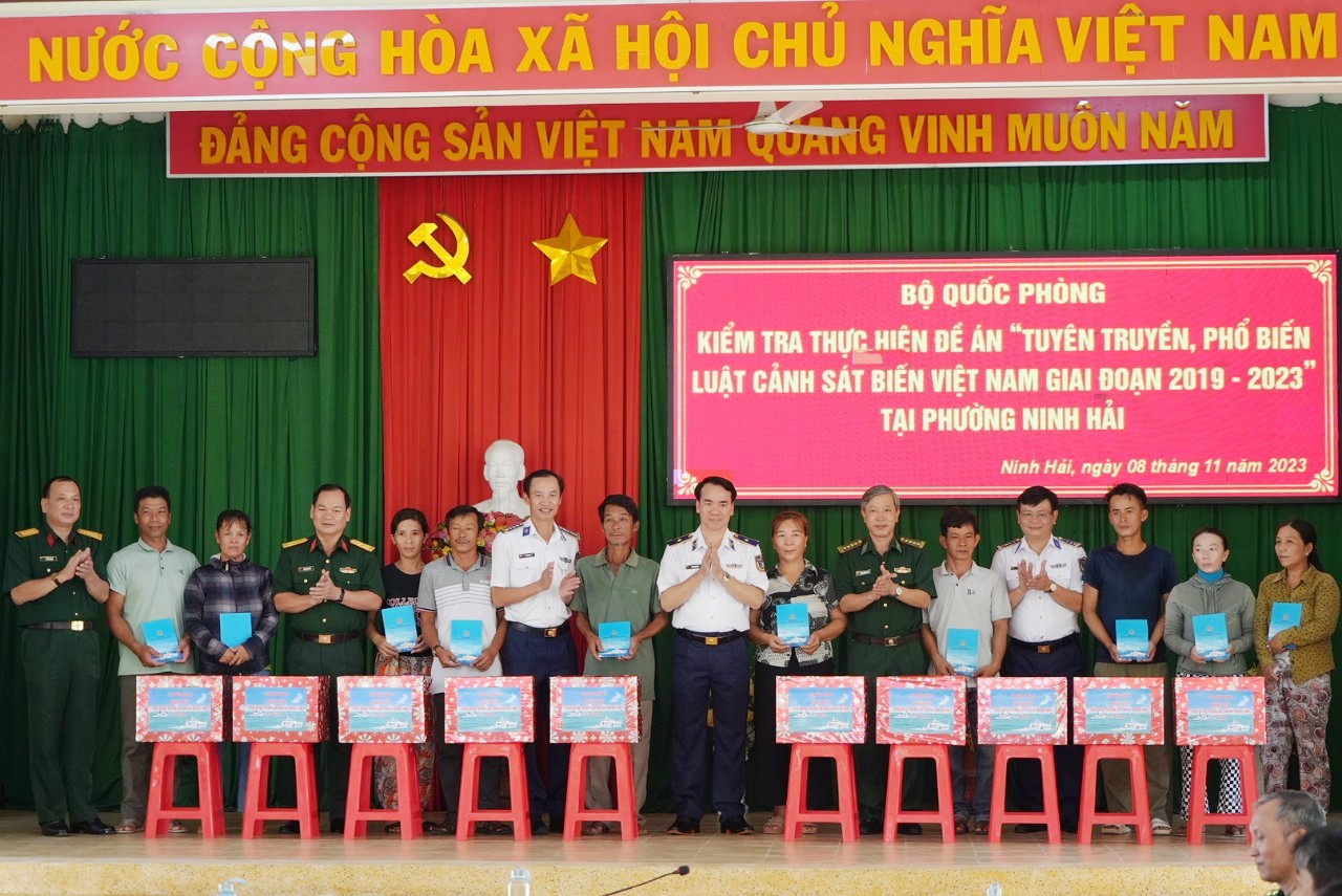 Đoàn công tác tặng quà cho các ngư dân có hoàn cảnh khó khăn.