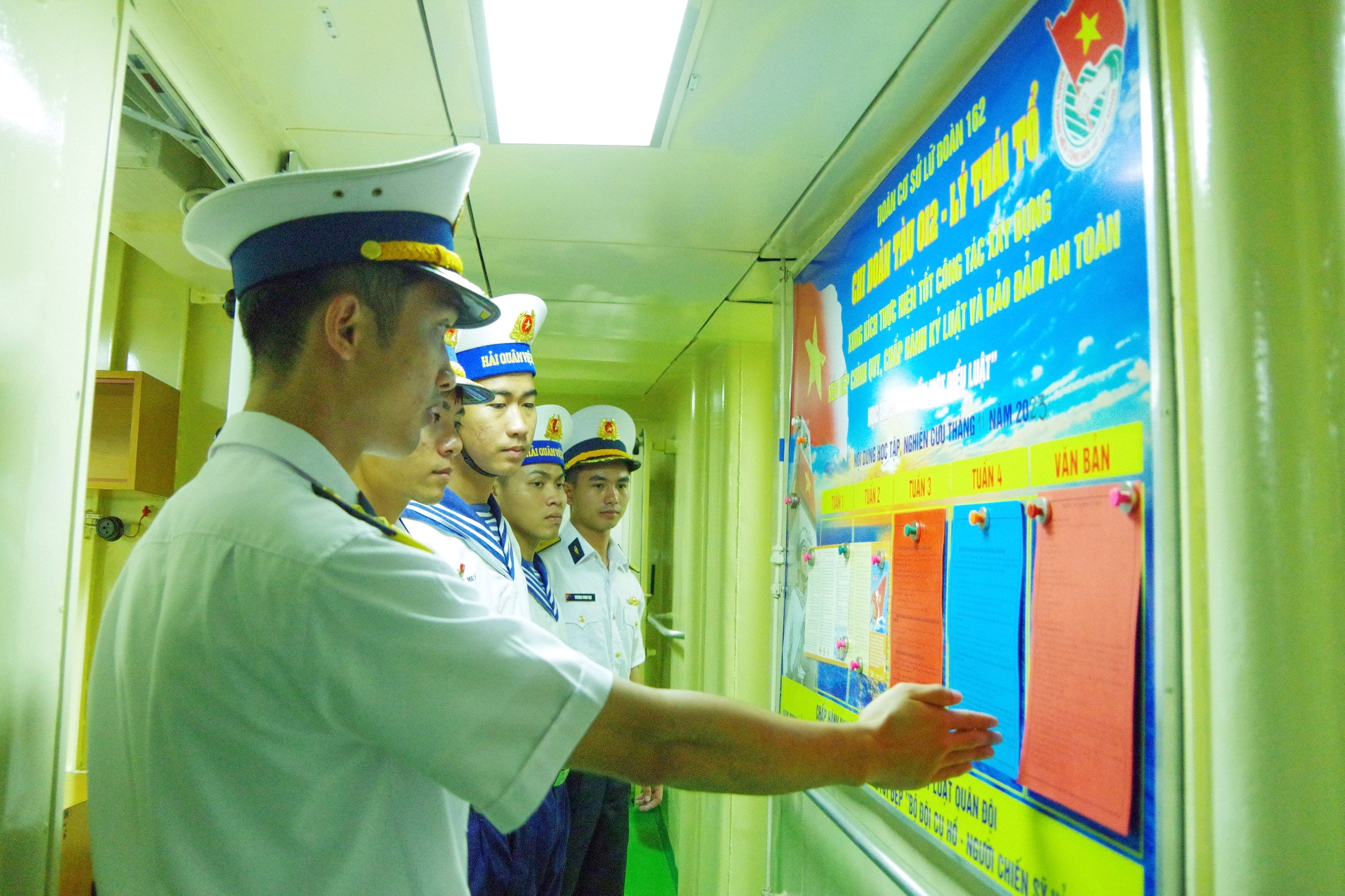 Lữ đoàn 162: Sôi nổi các hoạt động hưởng ứng Ngày Pháp luật Việt Nam