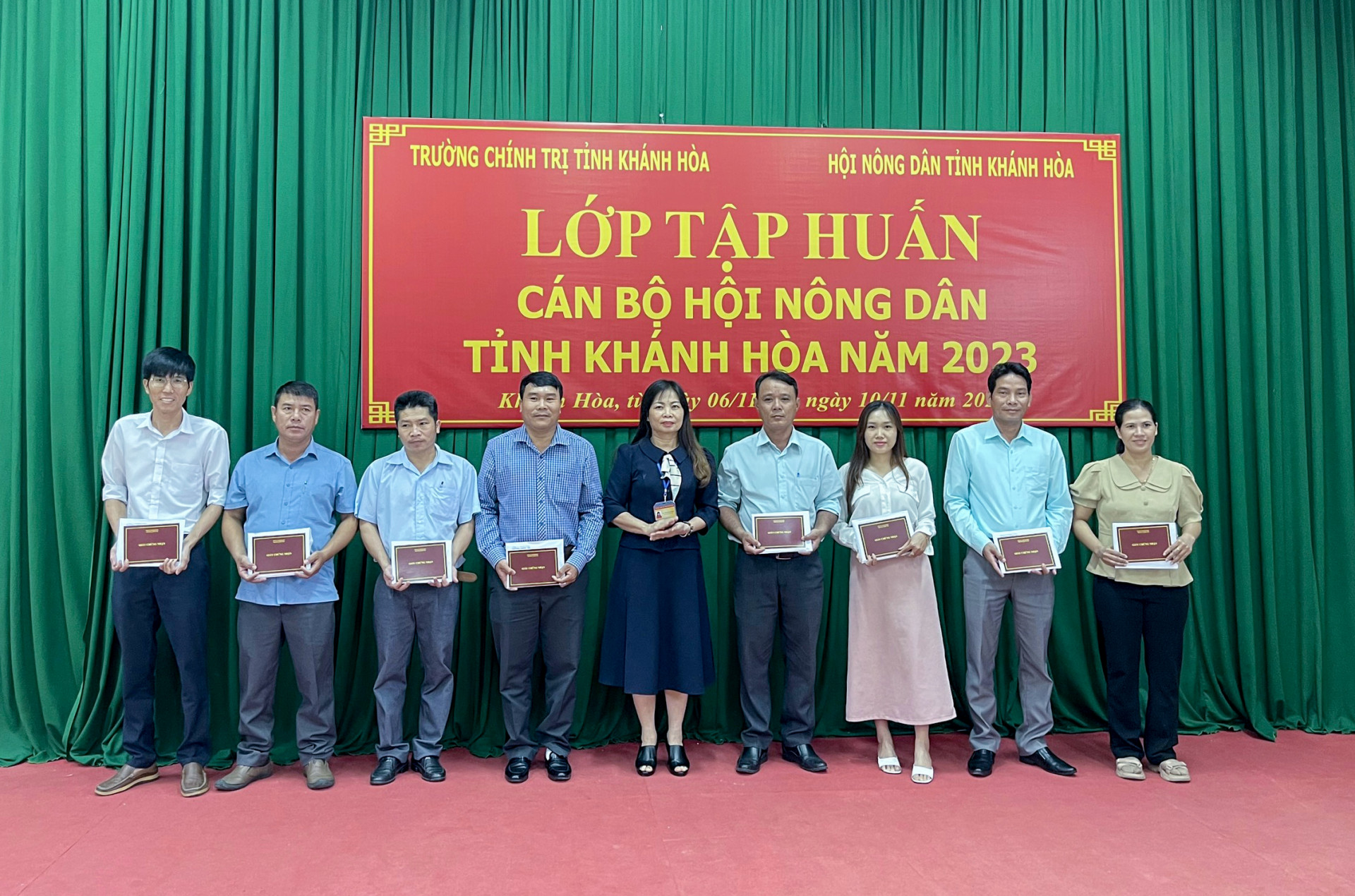 Trao chứng nhận hoàn thành chương trình tập huấn cho các học viên