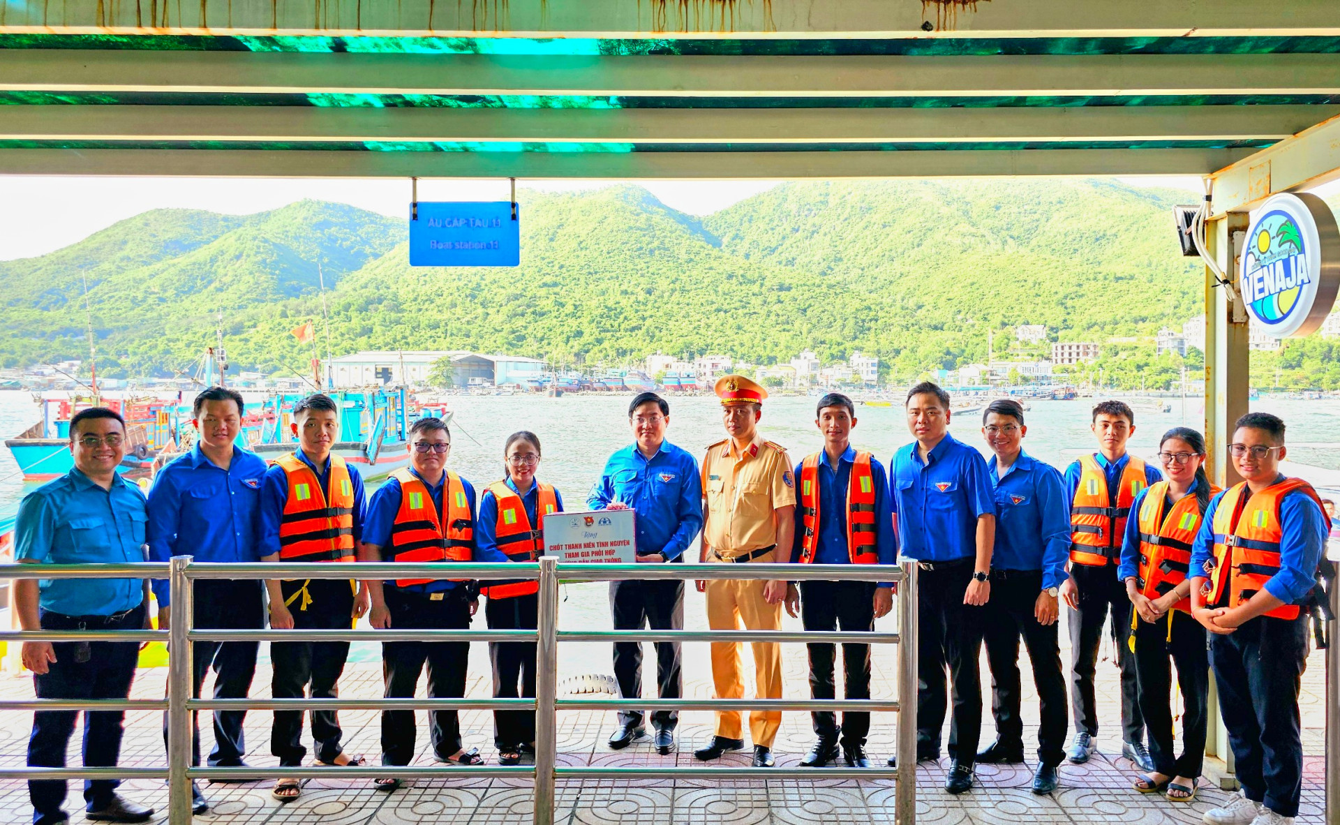 Sau lễ phát động, các đại biểu đến thăm, tặng quà chốt thanh niên tình nguyện tham gia phối hợp hướng dẫn giao thông tại Bến tàu Du lịch Nha Trang.