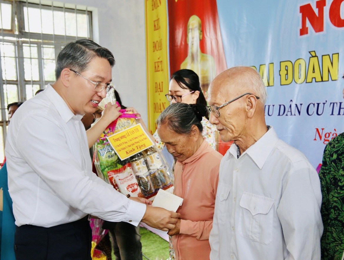 Bí thư Tỉnh ủy Nguyễn Hải Ninh trao quà cho người dân thôn Cửa Tùng, xã Cam An Bắc, huyện Cam Lâm