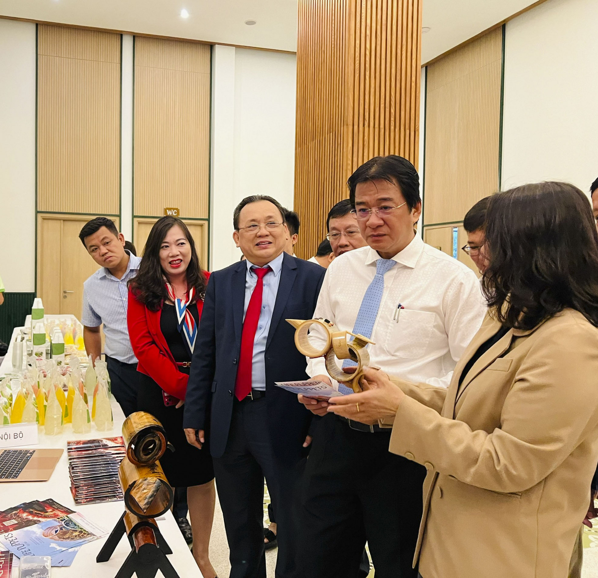 Đồng chí Lê Hữu Hoàng và đồng chí Nguyễn Long Biên tham quan gian hàng giới thiệu sản phẩm du lịch của Khánh Hòa.