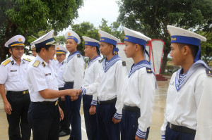 Chính ủy Vùng 4 Hải quân kiểm tra các trạm radar thuộc Trung đoàn 451