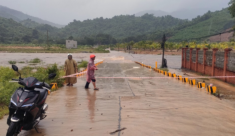 Lực lượng chốt chặn tại cầu tràn Yang Bay, xã Khánh Phú, huyện Khánh Vĩnh.