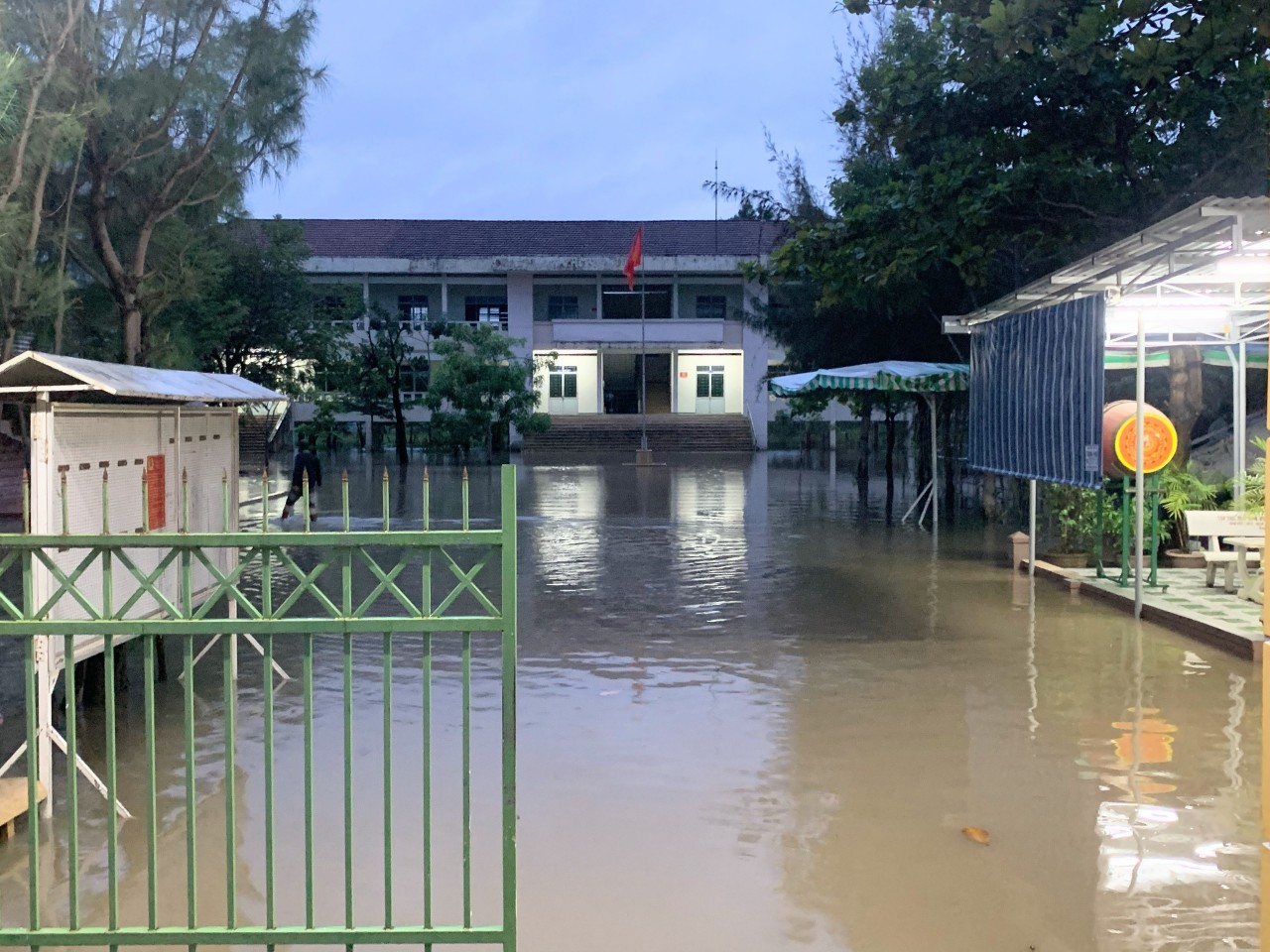 Trường THCS Lương Định Của (TP. Nha Trang) bị mưa ngập.