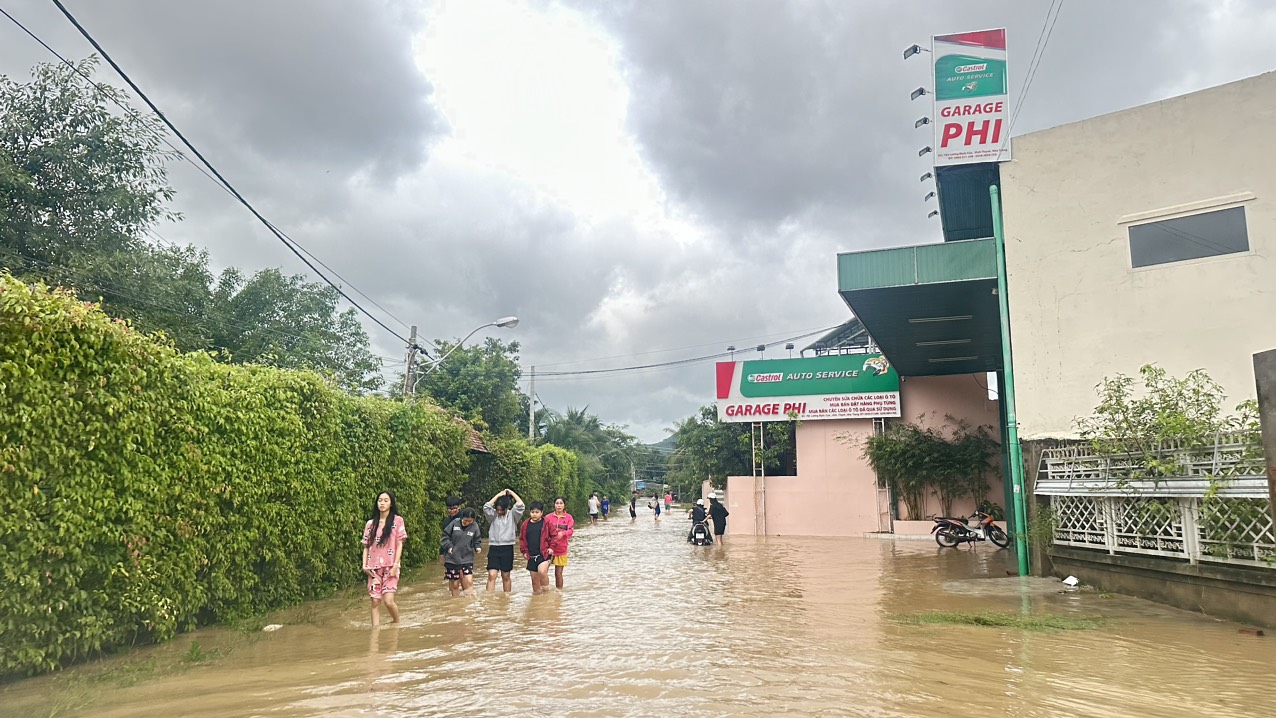 Mưa lớn gây ngập úng cac xã ven TP.Nha Trang những ngày qua