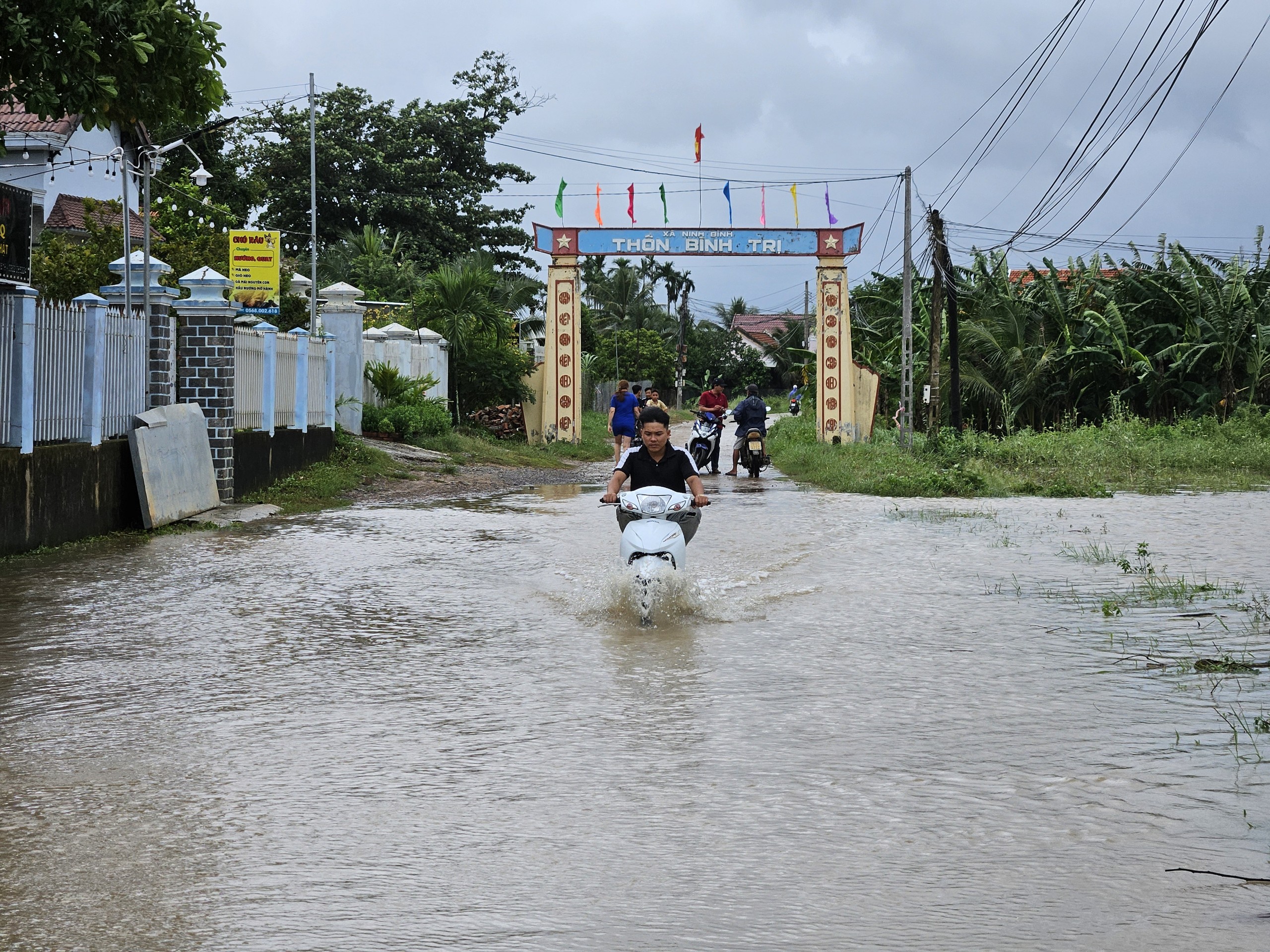 Mưa lũ gây thiệt hại nhiều nơi