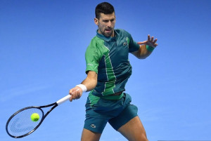 ATP Finals: Đương kim vô địch Djokovic nhọc nhằn giành vé bán kết 