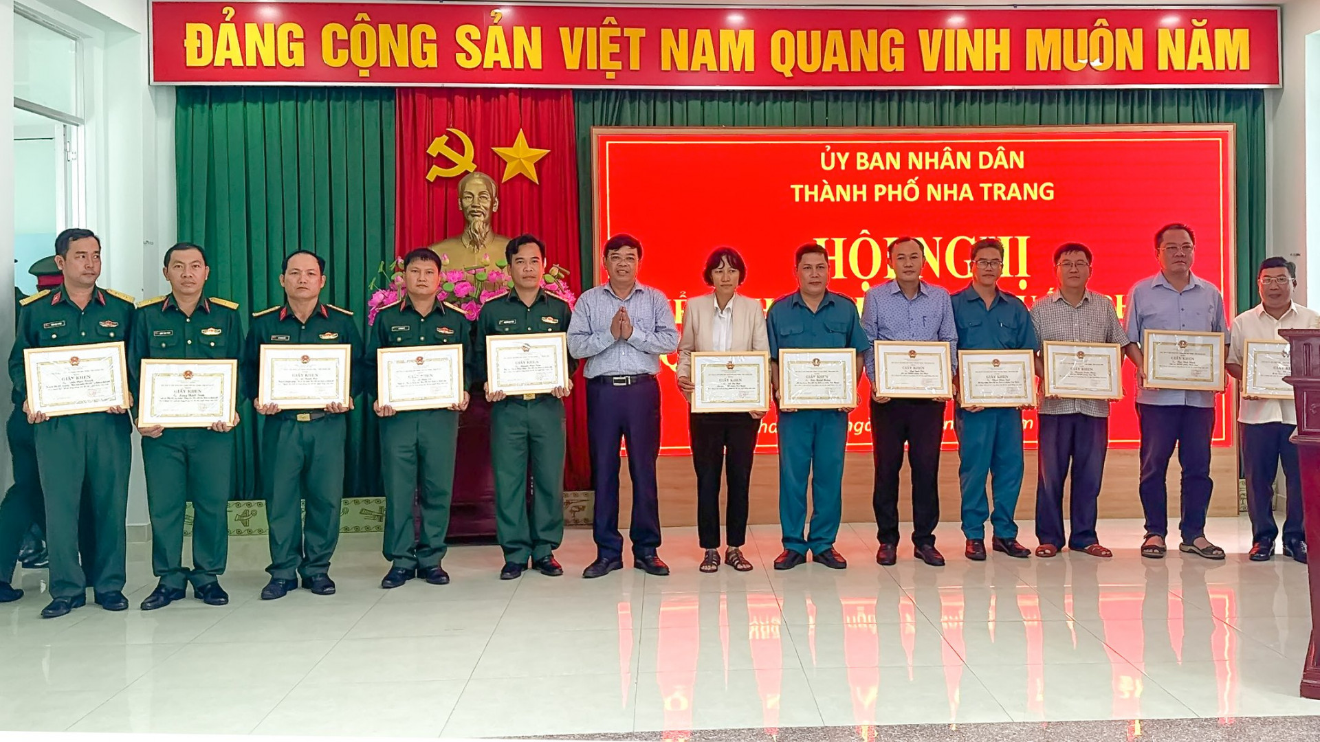 Lãnh đạo TP. Nha Trang trao giấy khen cho các cá nhân.