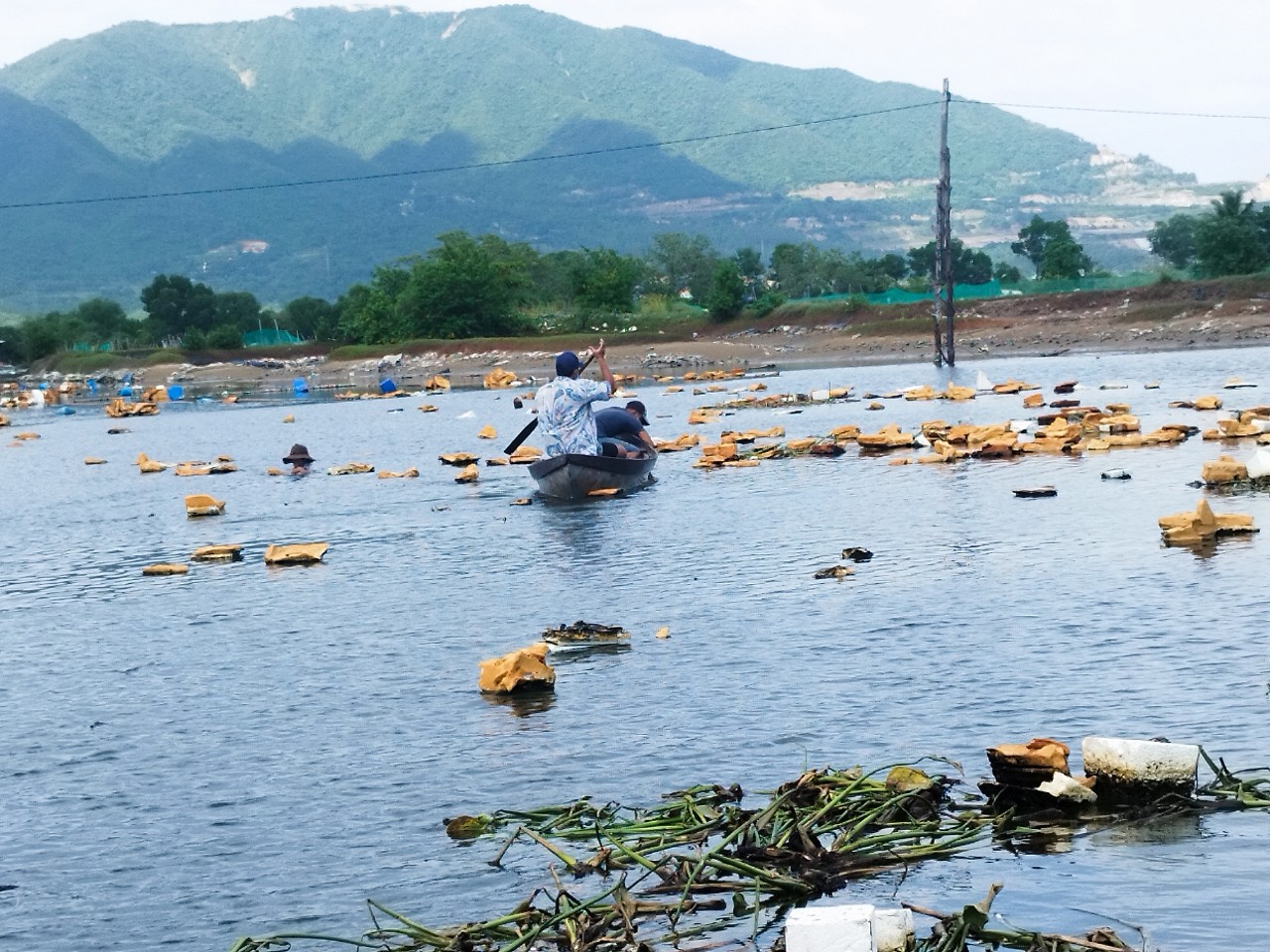 Lực lượng chức năng xã Vĩnh Thái tháo dỡ phao, bè nổi nhử vẹm trên sông Quán Trường ngày 21-11.