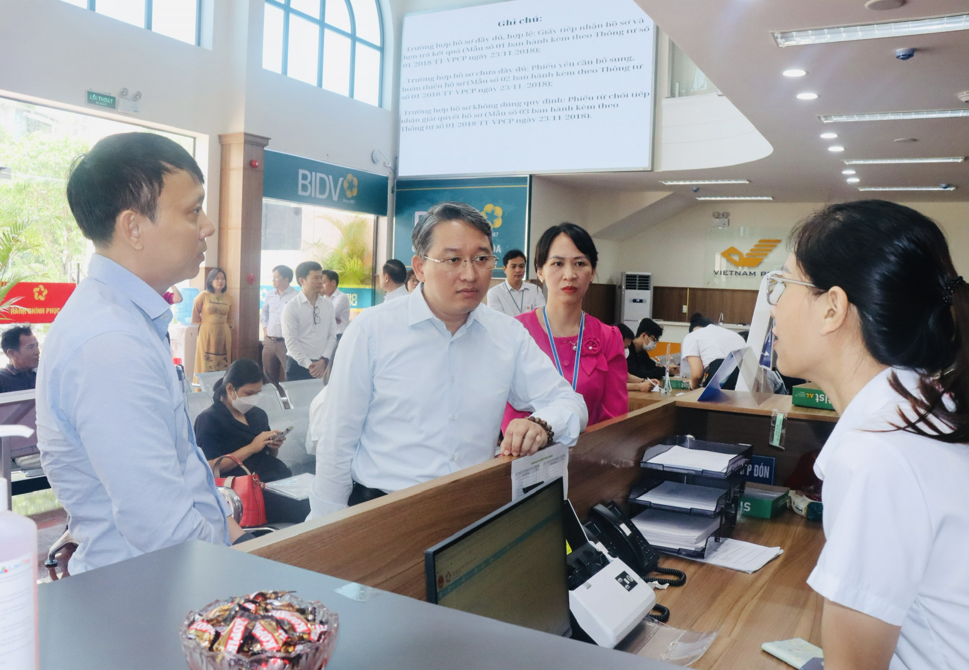 Bí thư Tỉnh ủy Nguyễn Hải Ninh trò chuyện với nhân viên Trung tâm để tìm hiểu về quy trình giải quyết thủ tục hành chính