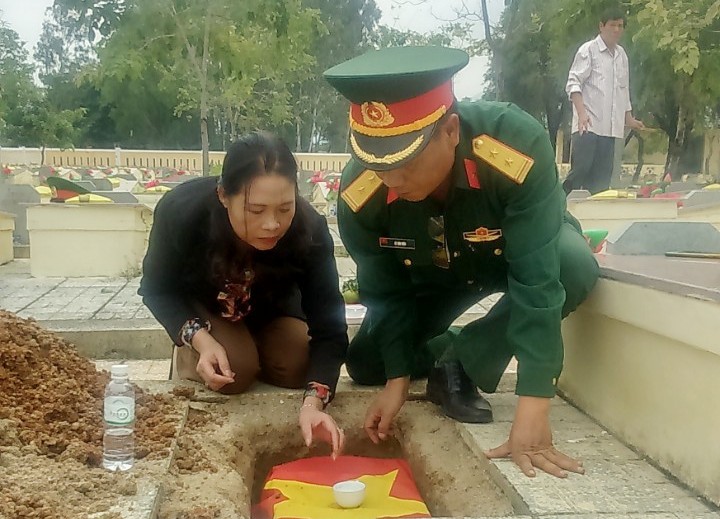 Các cơ quan, ban, ngành huyện Vạn Ninh tiến hành lễ truy điệu và an táng hài cốt liệt sĩ tại Nghĩa trang liệt sĩ của huyện.