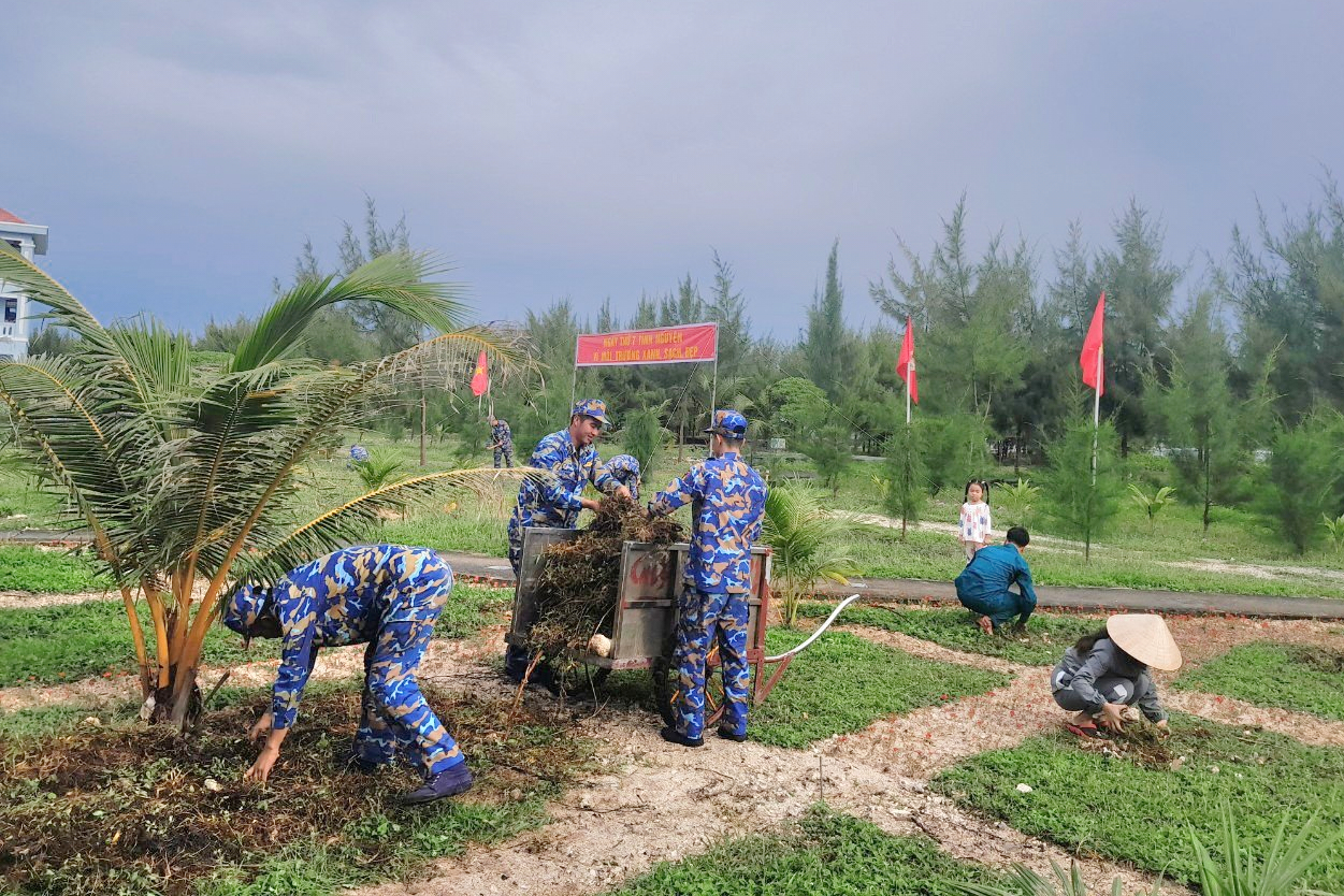 Quân và dân xã Sinh Tồn tham gia Ngày thứ Bảy tình nguyện.