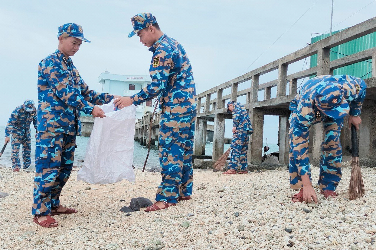Cán bộ, chiến sĩ đảo Len Đao vệ sinh bờ biển.