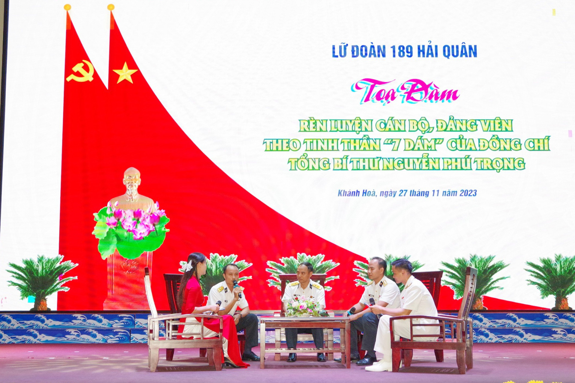 Các đại biểu tham gia thảo luận tại toạ đàm.