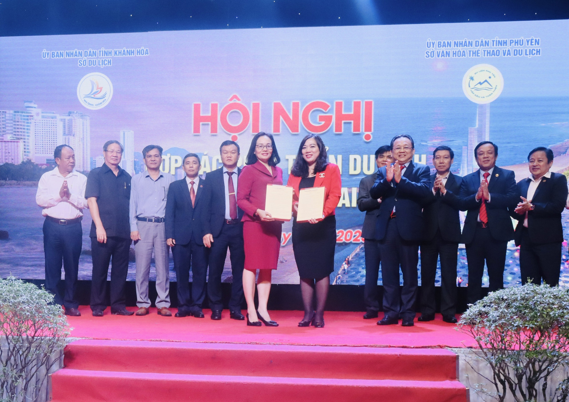 Lãnh đạo Sở Du lịch Khánh Hòa và Sở VHTT-DL Phú Yên trao biên bản ghi nhớ hợp tác trước sự chứng kiến của lãnh đạo hai địa phương và các đại biểu