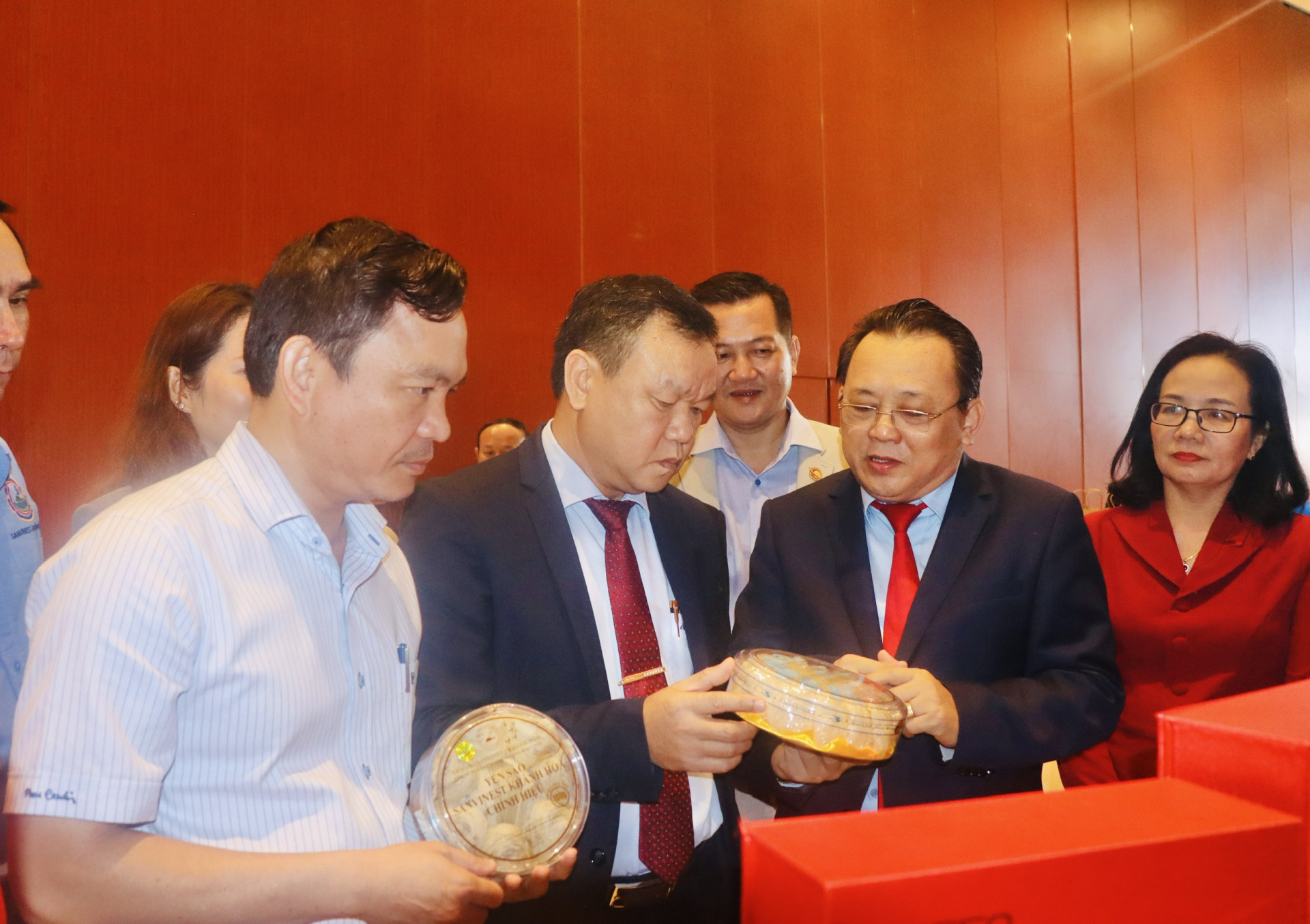 Đồng chí Lê Hữu Hoàng - Phó Chủ tịch Thường trực UBND tỉnh Khánh Hòa giới thiệu sản phẩm yến sào Khánh Hòa  với lãnh đạo tỉnh Phú Yên