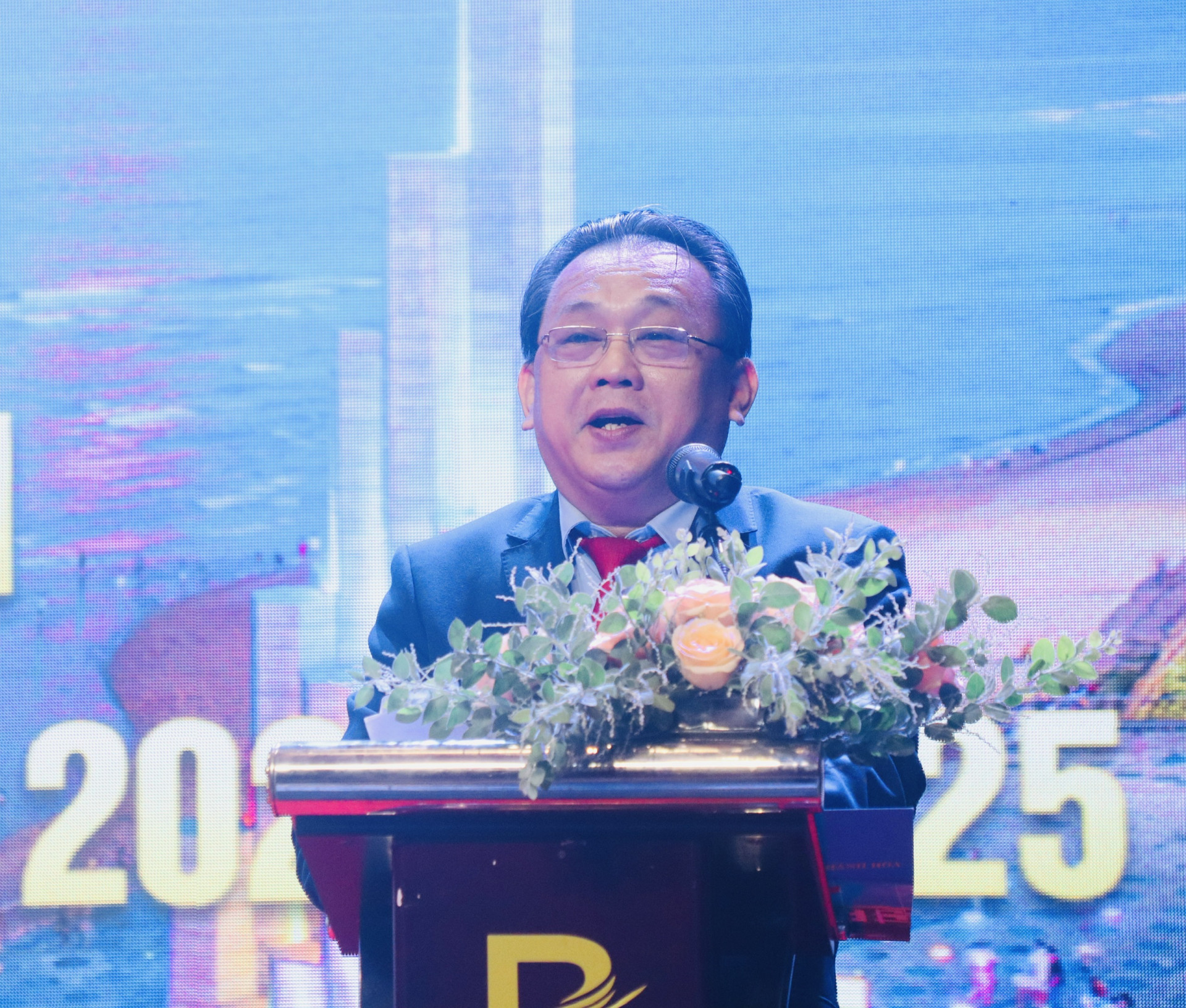 Phó Chủ tịch Thường trực UBND tỉnh Khánh Hòa Lê Hữu Hoàng tặng quà cho lãnh đạo UBND tỉnh Phú Yên