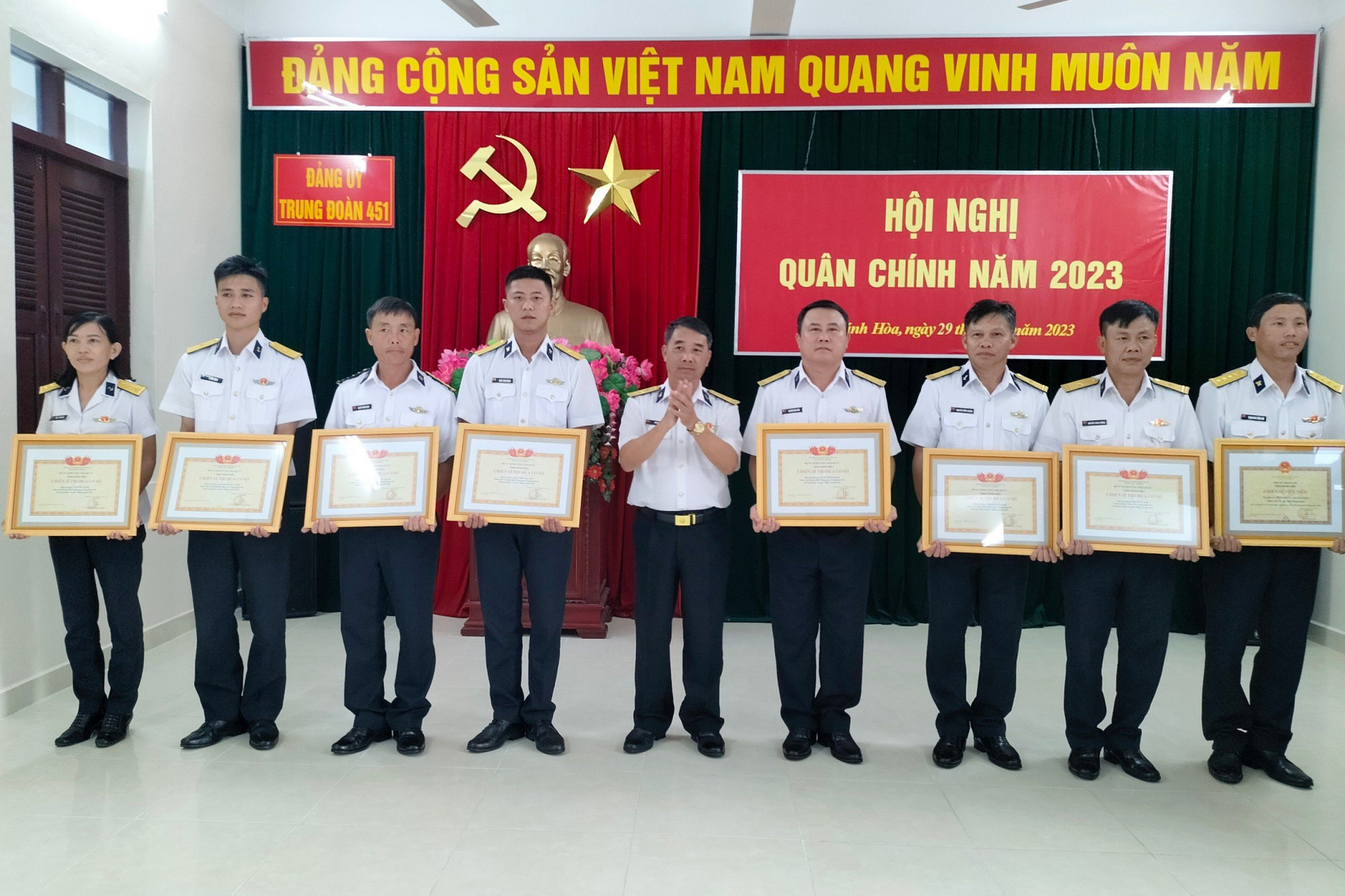 Trao thưởng cho các cá nhân có thành tích xuất sắc năm 2023.