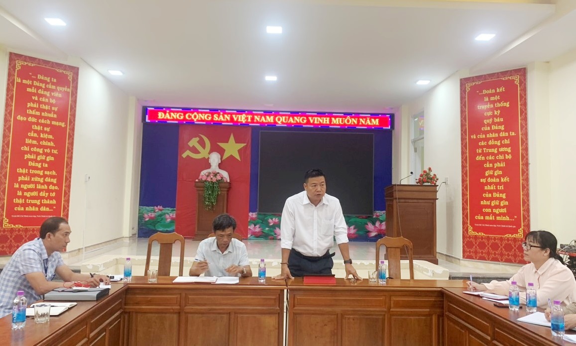 Ông Võ Hoàn Hải làm việc với xã Suối Cát