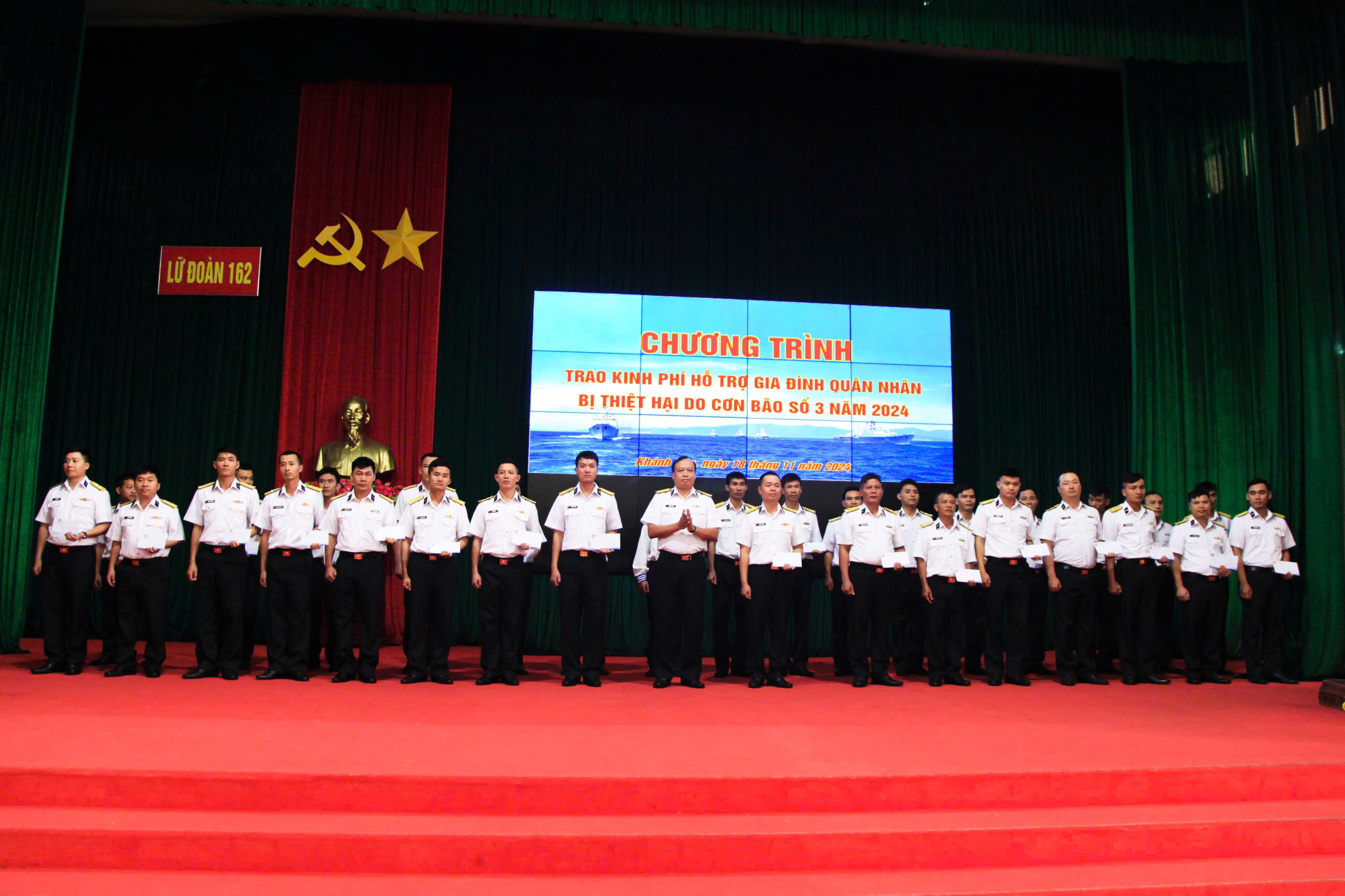 Lữ đoàn 162 trao kinh phí hỗ trợ gia đình quân nhân bị thiệt hại do cơn bão số 3