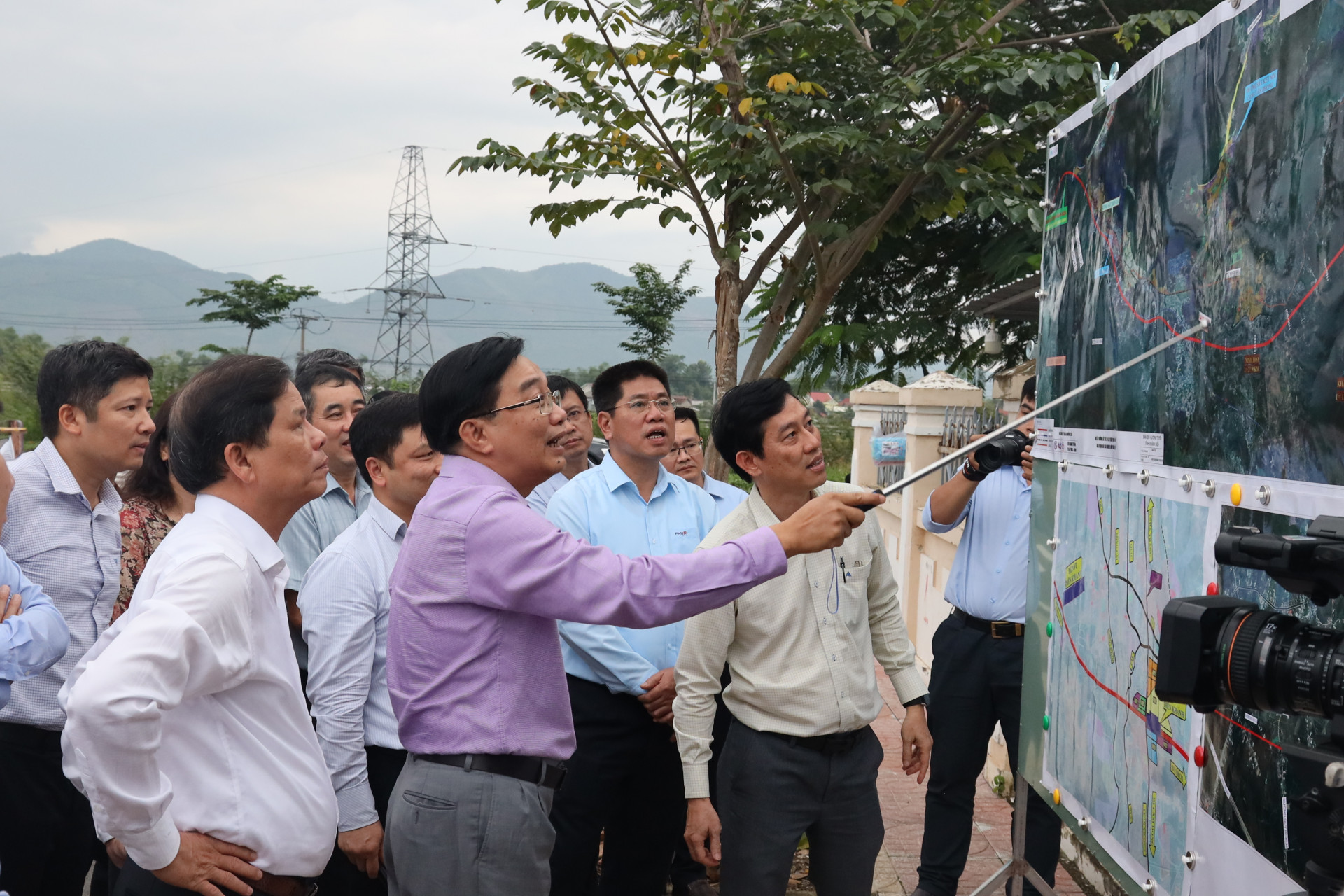 Đồng chí Nguyễn Minh Sơn cùng đồng chí Nguyễn Tấn Tuân khảo sát vị trí xây dựng ga Diên Khánh vào chiều 2-11.
