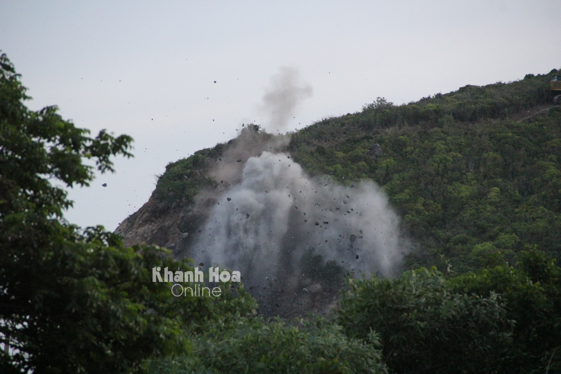 Phá thành công khối đá trên đèo Cù Hin