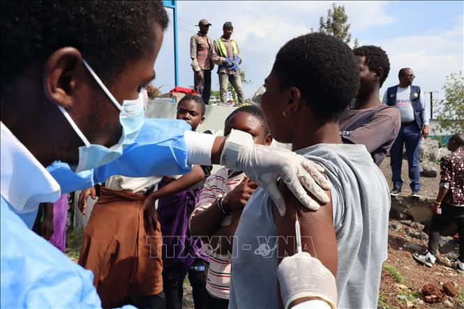 Nhân viên y tế tiêm vaccine phòng bệnh đậu mùa khỉ cho người dân tại tỉnh Bắc Kivu, CHDC Congo ngày 25/10/2024. Ảnh: THX/TTXVN

