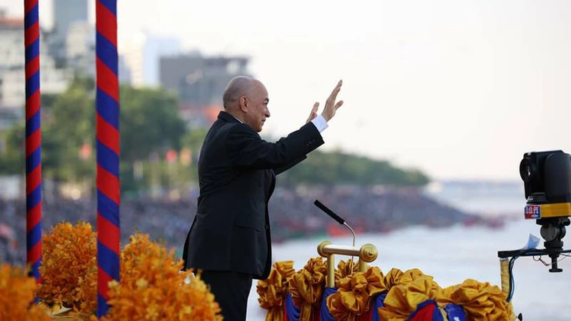 Khai mạc lễ hội đua thuyền tại Campuchia