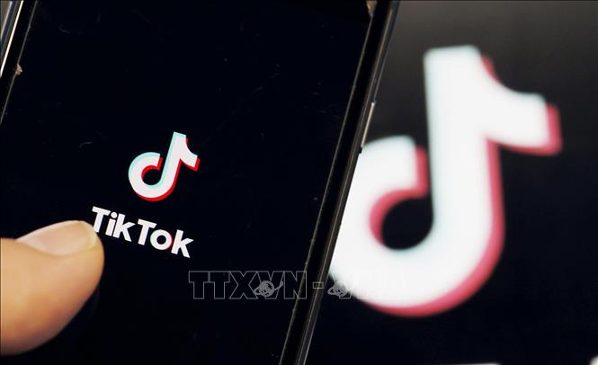 Biểu tượng ứng dụng TikTok trên màn hình điện thoại di động. Ảnh: Kyodo/TTXVN
