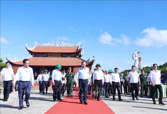 Tổng Bí thư Tô Lâm đến dâng hương, hoa tại Đền thờ Quốc tổ Lạc Long Quân. Ảnh: Thống Nhất/TTXVN