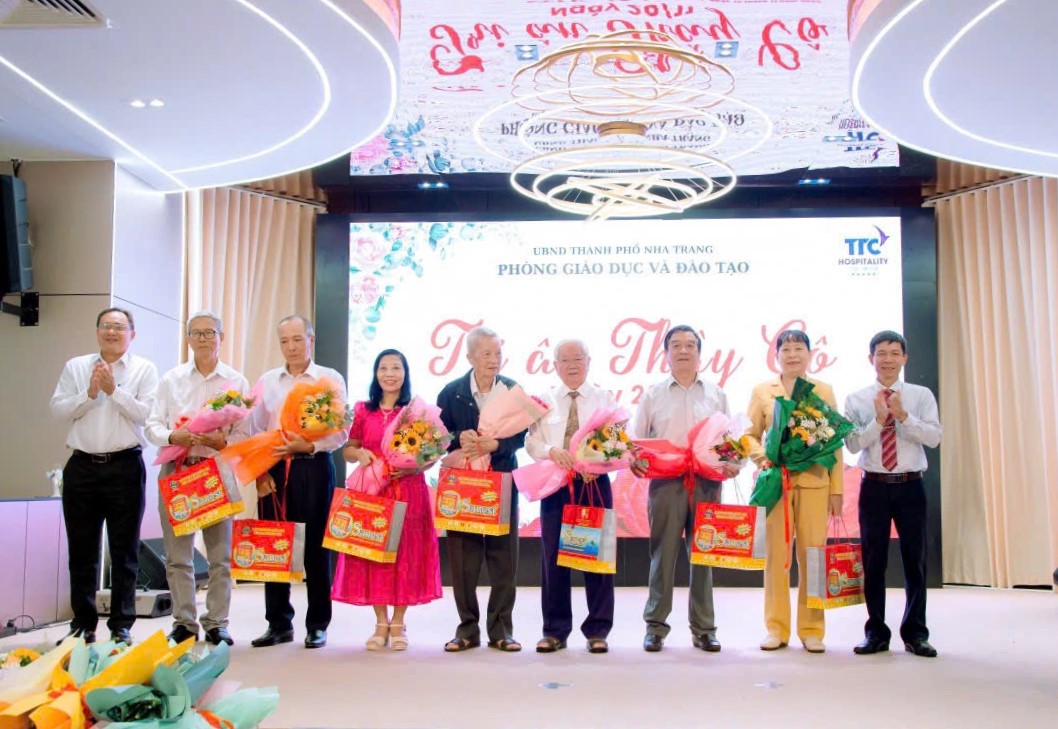 Phòng Giáo dục và Đào tạo TP. Nha Trang: Gặp mặt truyền thống nhân Ngày Nhà giáo Việt Nam