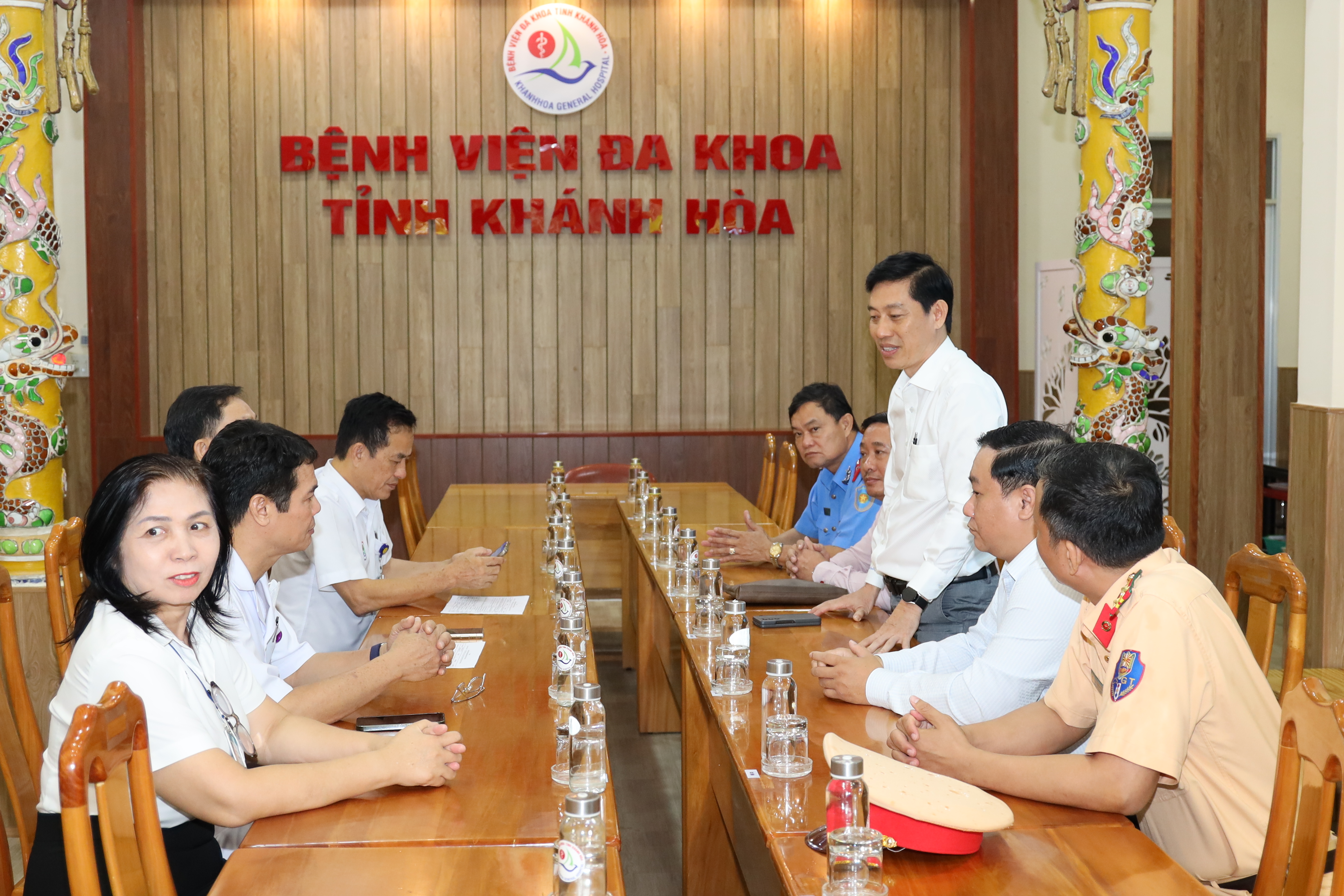 Ban An toàn giao thông tỉnh Khánh Hòa thăm, tặng quà các nạn nhân bị tai nạn giao thông