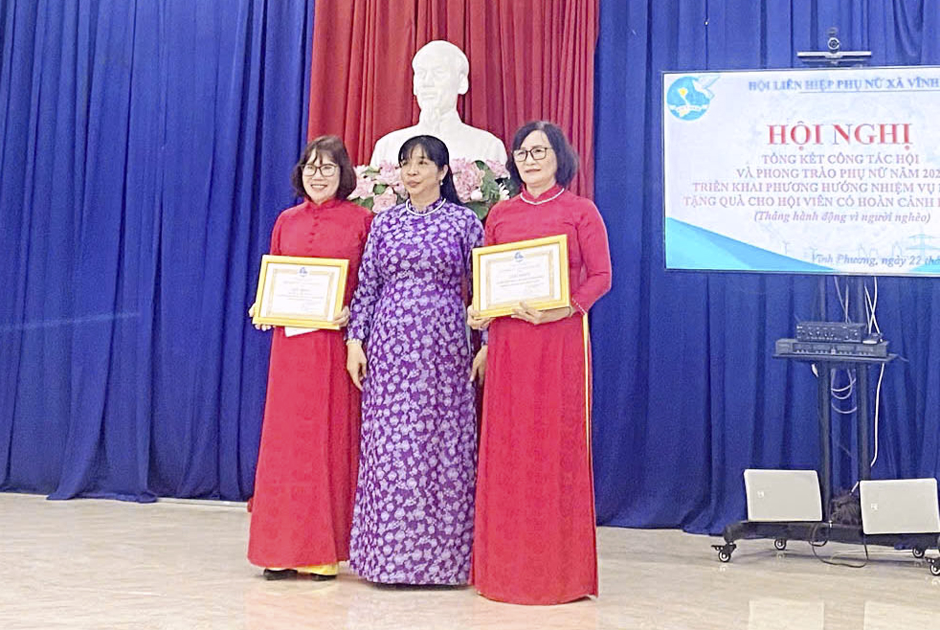 Hội Liên hiệp Phụ nữ TP. Nha Trang khen thưởng cho các tập thể và cá nhân của Hội Liên hiệp Phụ nữ xã Vĩnh Phương.