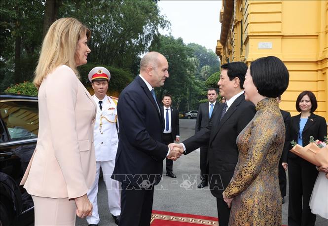 Chủ tịch nước Lương Cường và Phu nhân đón Tổng thống Bulgaria Rumen Radev và Phu nhân. Ảnh: Lâm Khánh/TTXVN