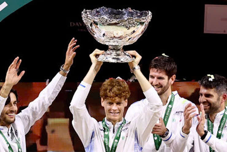 Jannik Sinner nâng cao cúp vô địch Davis Cup 2024 cho tuyển Italia