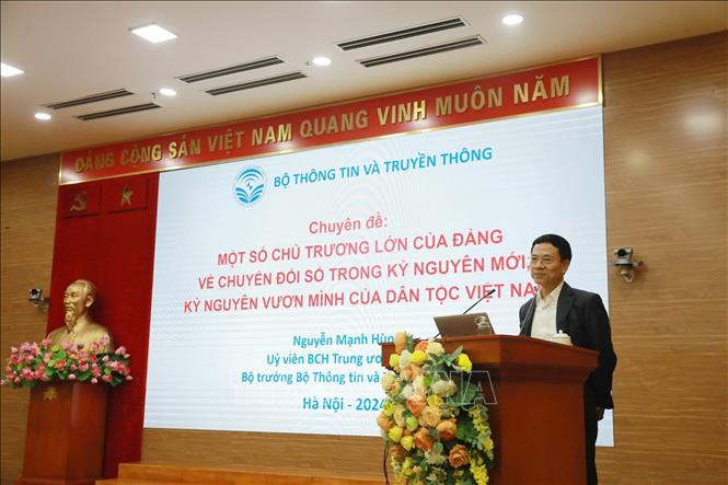 Bộ trưởng Bộ Thông tin và Truyền thông Nguyễn Mạnh Hùng thông tin chuyên đề Một số chủ trương lớn của Đảng về chuyển đổi số trong kỷ nguyên mới, kỷ nguyên vươn mình của dân tộc Việt Nam. Ảnh: TTXVN

