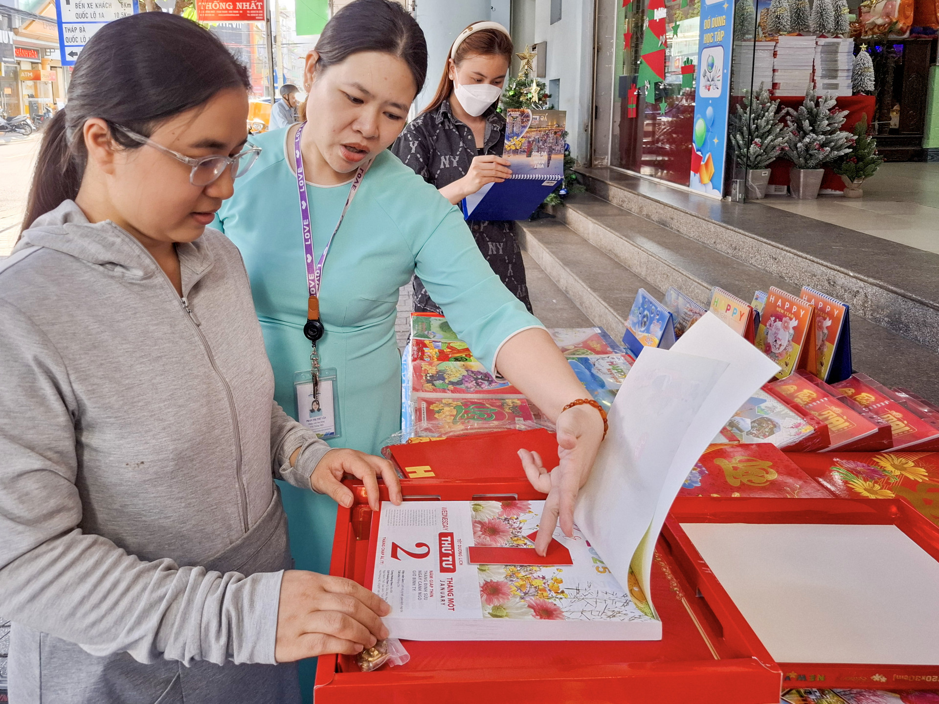 Khách hàng tham khảo lịch Tết tại Trung tâm sách Thống Nhất.