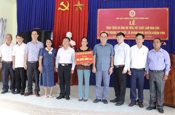 Trao kinh phí hỗ trợ xây nhà cho bà Hoàng Thị Thiếp.