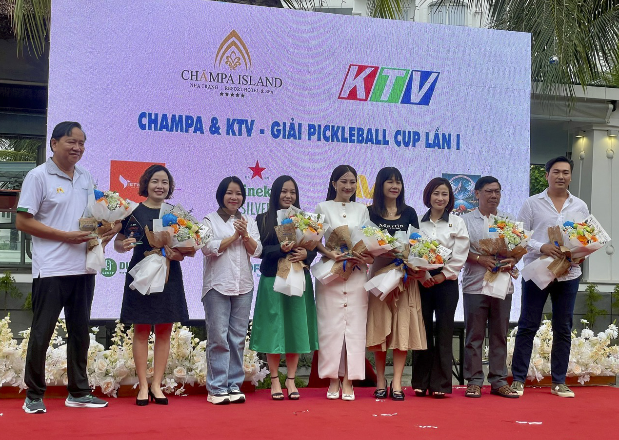 The organizing board presenting flowers to the sponsors 

